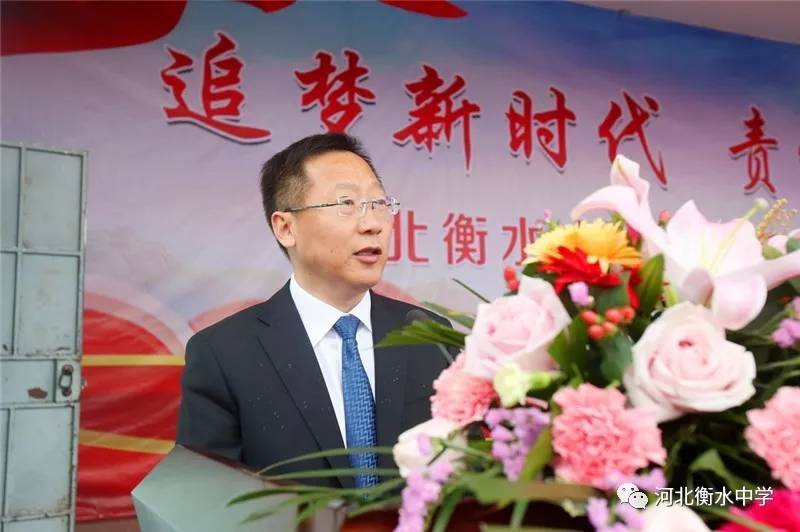 衡水中学举办成人礼！父亲的一张照片让无数高中生泪奔...