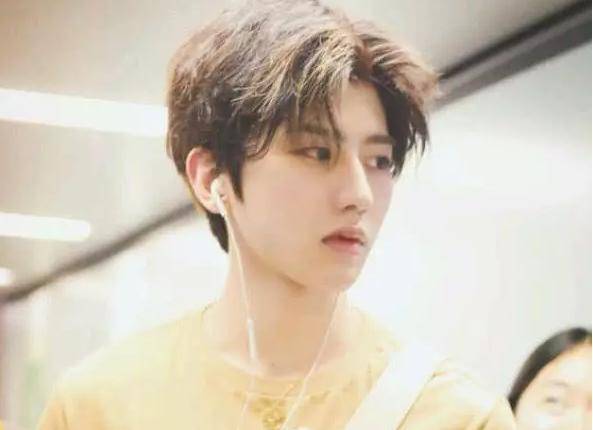 原创男明星素颜引争议,蔡徐坤素颜排第一,其他小鲜肉没有比他帅的!