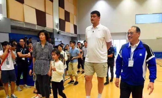 姚明一家三口现身!女儿暴风成长,9岁已长至父亲腰间