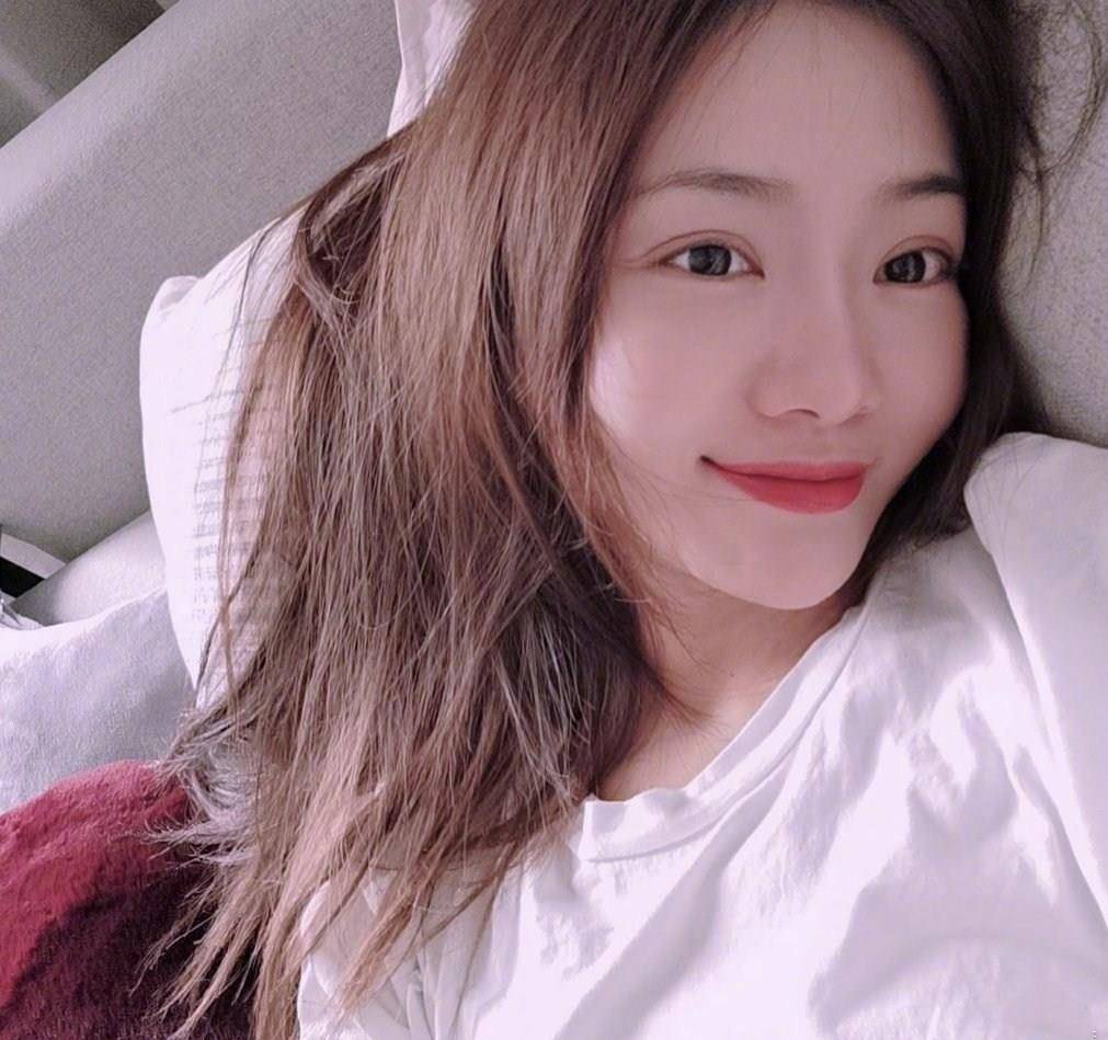 怎么自拍全身照女 8f61ba1980234a4f9d1f243af2866270.jpeg