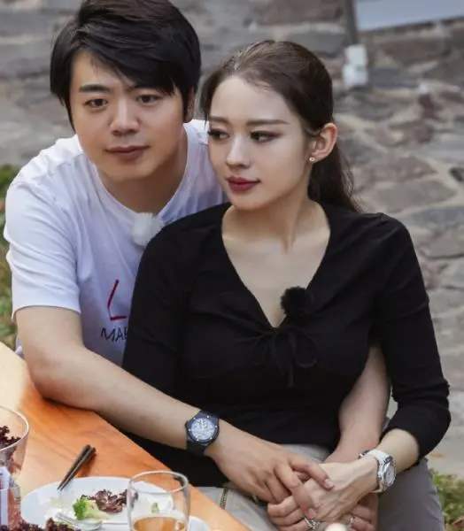 郎朗妻子吉娜晒“豪华钻戒”，看清戒指款式，