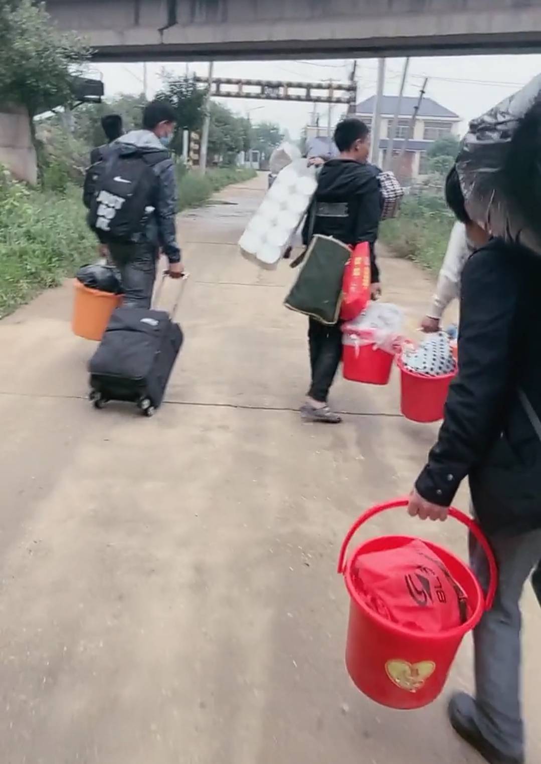 原创"提桶跑路哥"爆红网络,不断挑战工厂,不断跳槽离职,不断失败