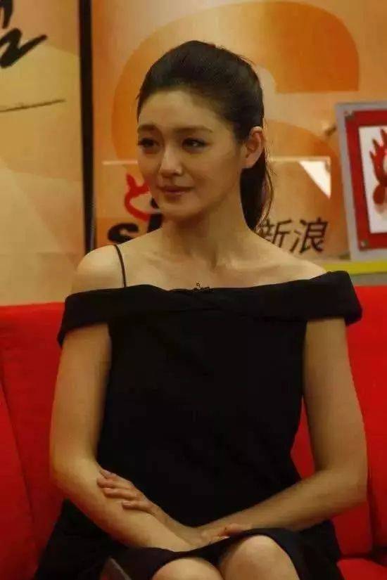 大S晒女儿照片,孩子“坐姿”亮了,网友:这才是真正的“富养”