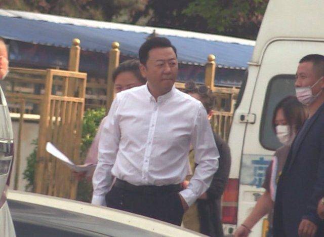 郭涛&quot;打女人&quot;风波后现身，片场对女助理