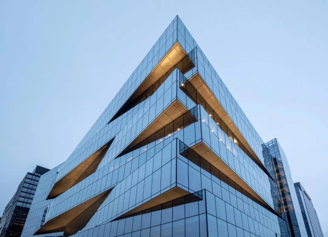 玻璃和钢制外观办公楼标志性立面