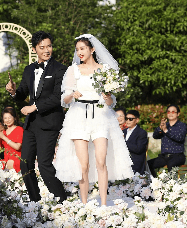 ab同款婚纱_动漫婚纱情侣头像(2)