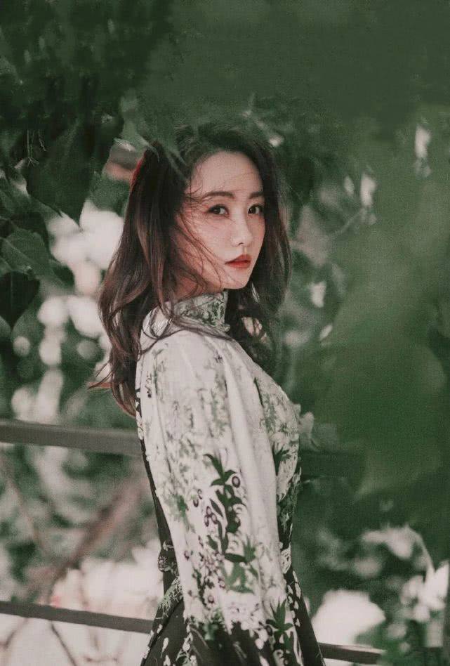 条纹穿条纹连衣裙变身明媚少女,小蛮腰大长腿不像38岁杨蓉现身机场