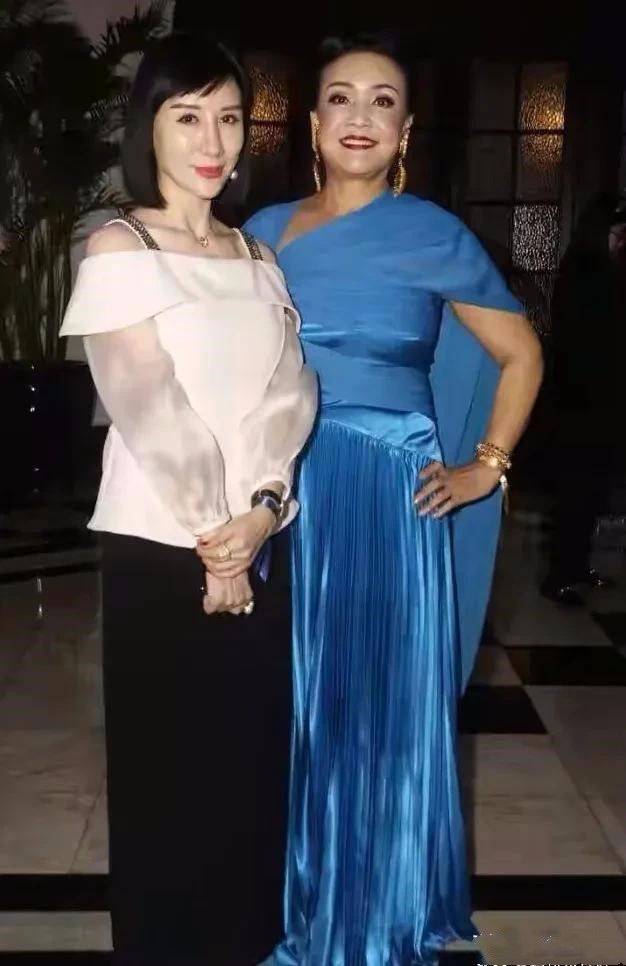 显得但她不遮掩还化浓妆，美的依旧大气优雅！大S婆婆张兰的确很胖