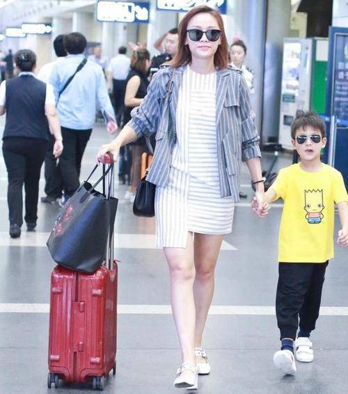 脖颈虽然很清晰的看到脖颈纹，但确实更显年轻！叶一茜穿圆领泡泡袖