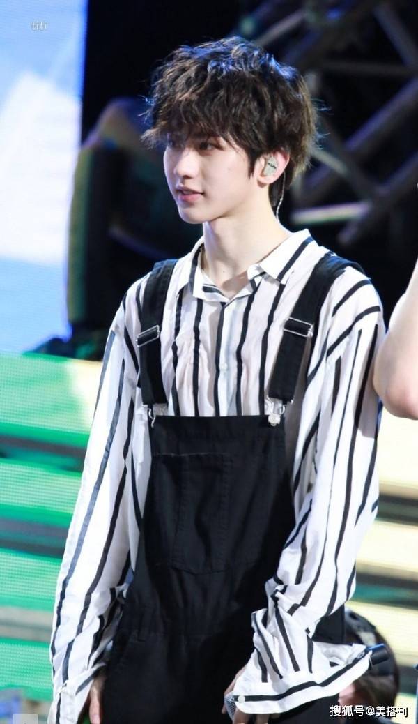 周冬雨搭配好才不像“病号服”为什么明星都爱条纹衫？叠穿青春又减龄