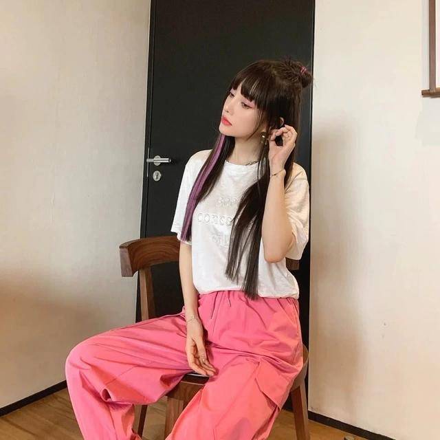 &quot挑染紫发色不够，还剪齐刘海，＂星气＂全无李小璐又换新发型