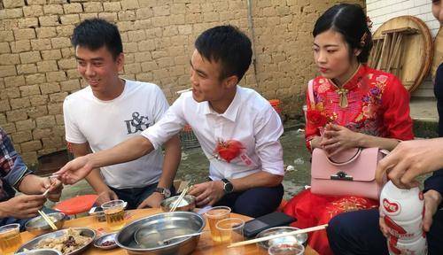 很多农村夫妇负债为儿子结婚，这正常么，这是不是一种致贫因素？