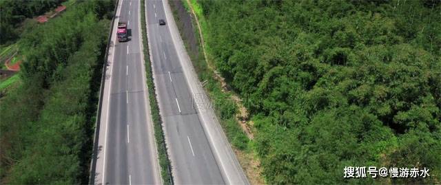 原创鸟瞰蓉遵高速公路贵州遵义赤水河谷段,穿梭在青山绿水间的最美