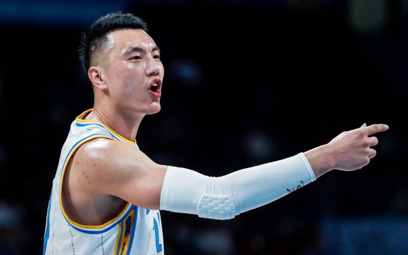 翟晓川小时候的运动除了篮球还是篮球因为他就是我唯一