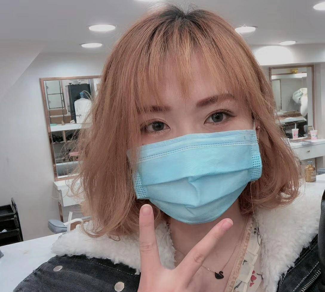戴口罩的美丽女孩