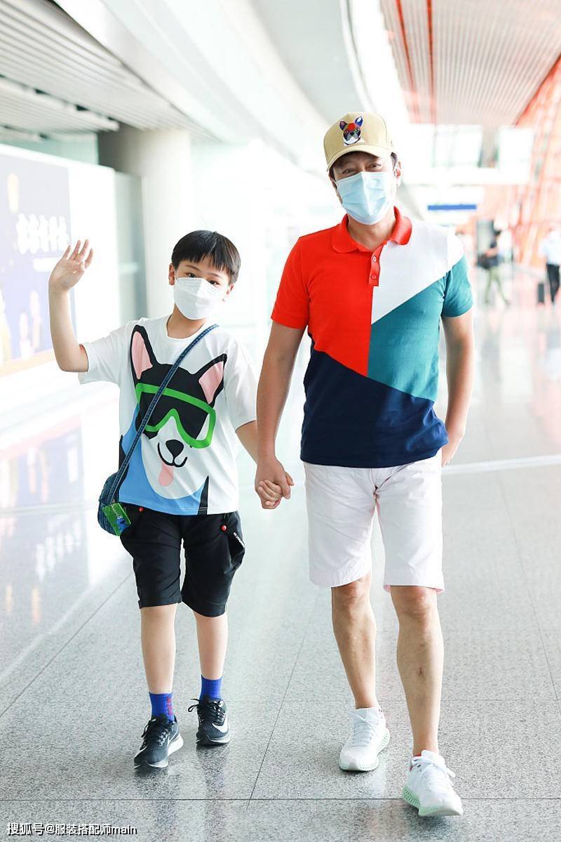 蔡国庆带儿子走机场，穿68元polo衫接地气，9岁庆庆已长成帅小伙_老爸