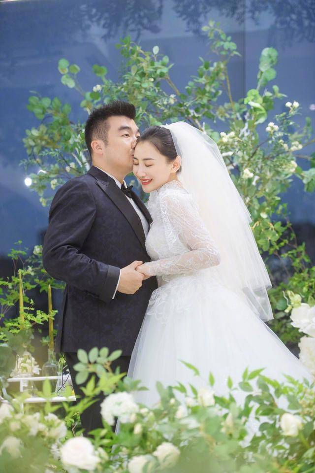 何雯娜婚纱照_何雯娜婚纱照蹦床