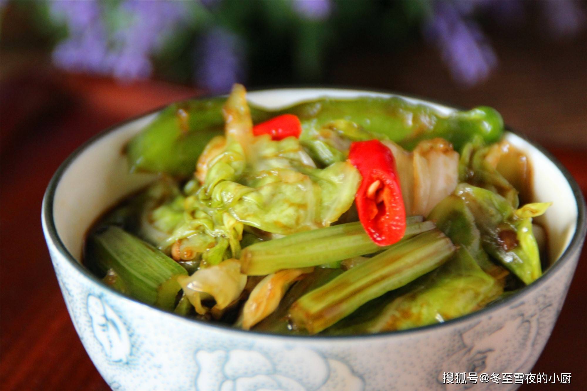 东北老式腌花咸菜做法，小时候的味道，做法特别简单，脆嫩下饭_尖椒