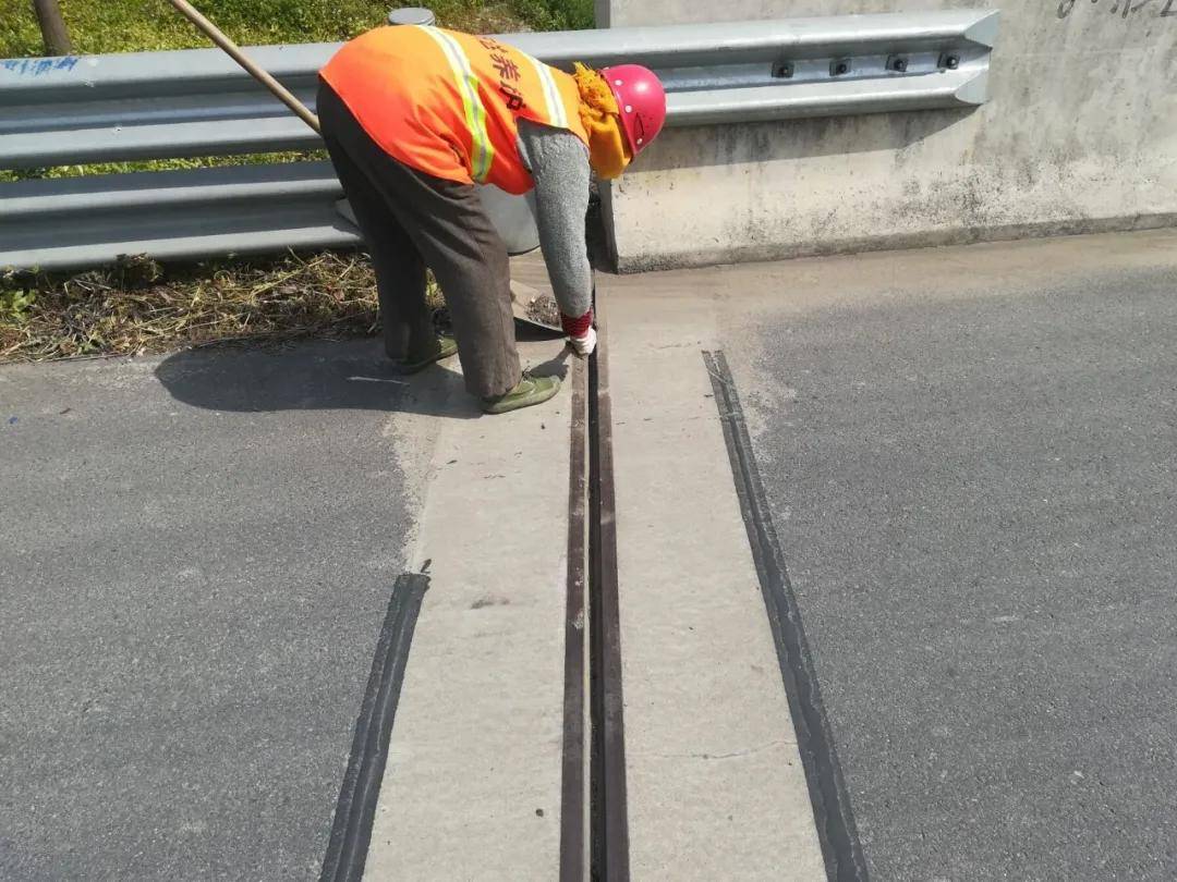 海安公路分中心:对公路桥梁泄水孔进行疏通,确保汛期安全通畅