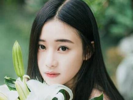 当你看见很喜欢的包包时,不用你说,男人一定会时刻的留意你的眼神和