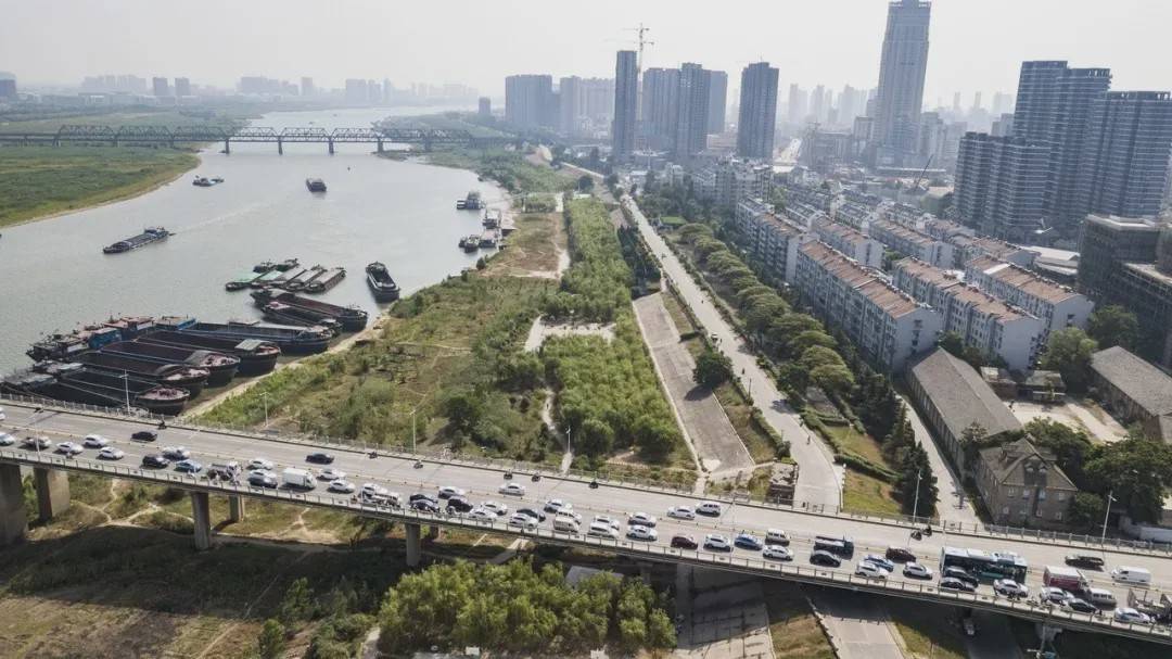 在解放路淮河大桥封闭施工的这段时间,其实需要一部分人改变驾驶习惯