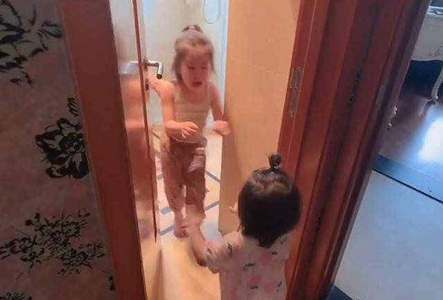 都是大姨妈惹的祸:女儿献殷勤给妈妈搓澡，被妈妈“驱赶”，看到搓澡工具爸爸了然
