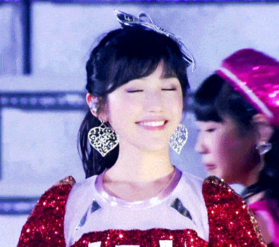 此后渡边麻友因清纯的外表,具有标志性的铁刘海和极具感染力的