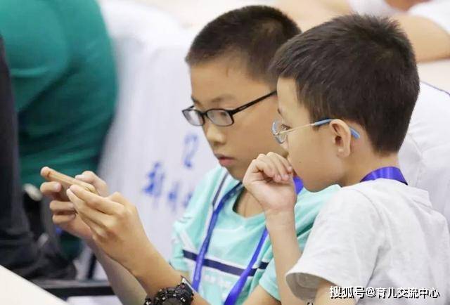 初中学生戴眼镜的第二个原因是,他们与爱学习无关.