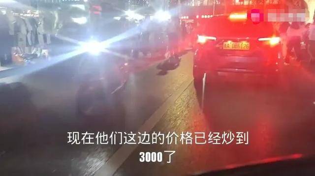地摊解封后，摊位费暴涨到3000元，网友直呼：坐地起价！女子拖鞋暴打鳄鱼