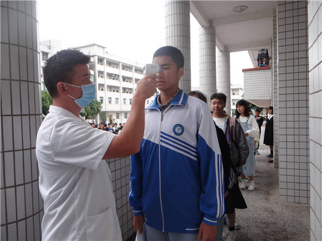 叙永县马岭中学组织学生常规体检 守护学生健康成长