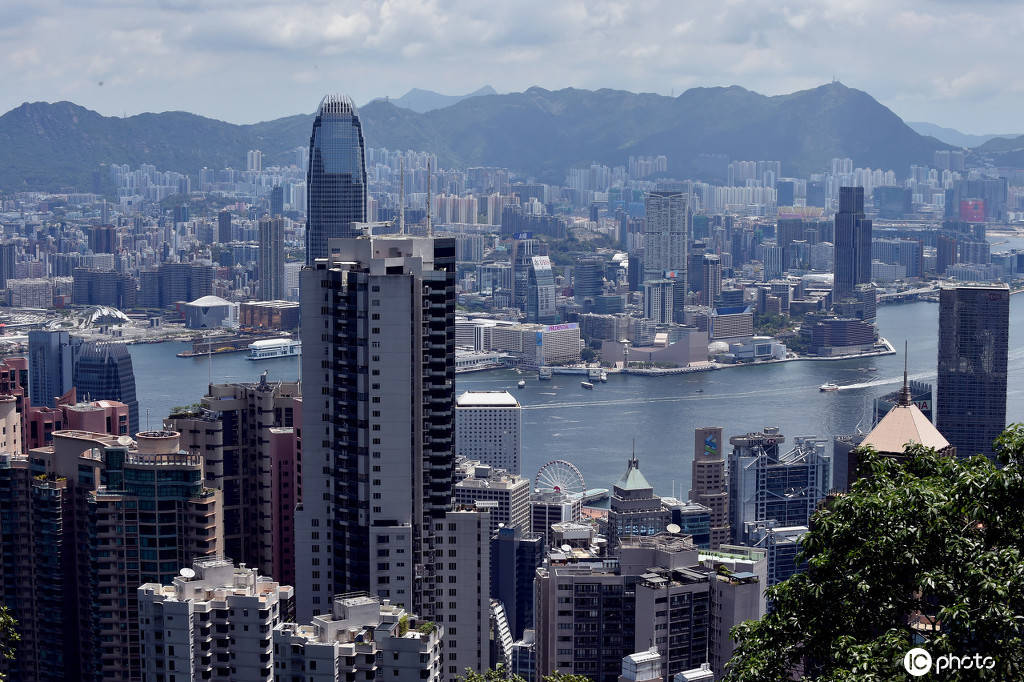 1/ 12 2020年5月11日,中国香港,登高眺望香港维港两岸风光,高楼大厦林
