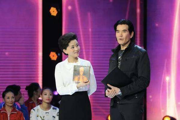 60岁费翔感情生活曝光!万万想不到,他竟活成了这样