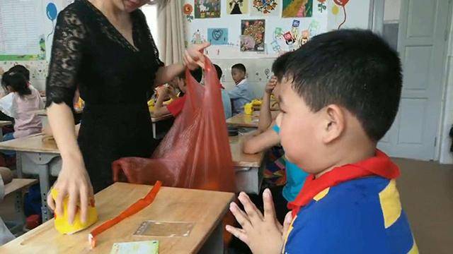 老师生小孩，家长群里有人提议送2000元小推车？！赵薇晒自家葡萄园
