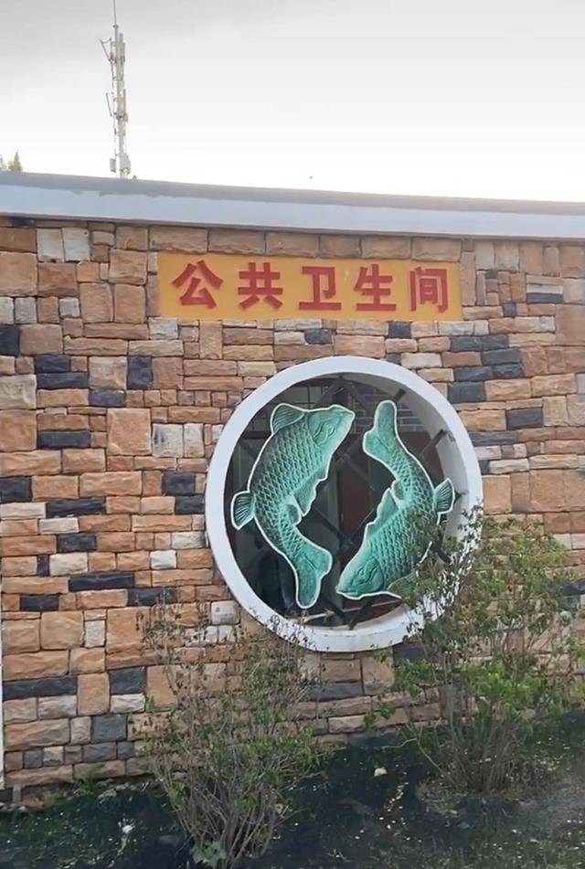 妹妹|为安心上厕所，哥哥贴“告示”保护妹妹哥哥带妹妹遛弯突感内急