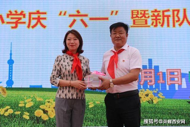 六一当天,空港新城党委副书记,管委会副主任艾晨走进幸福里小学,看望