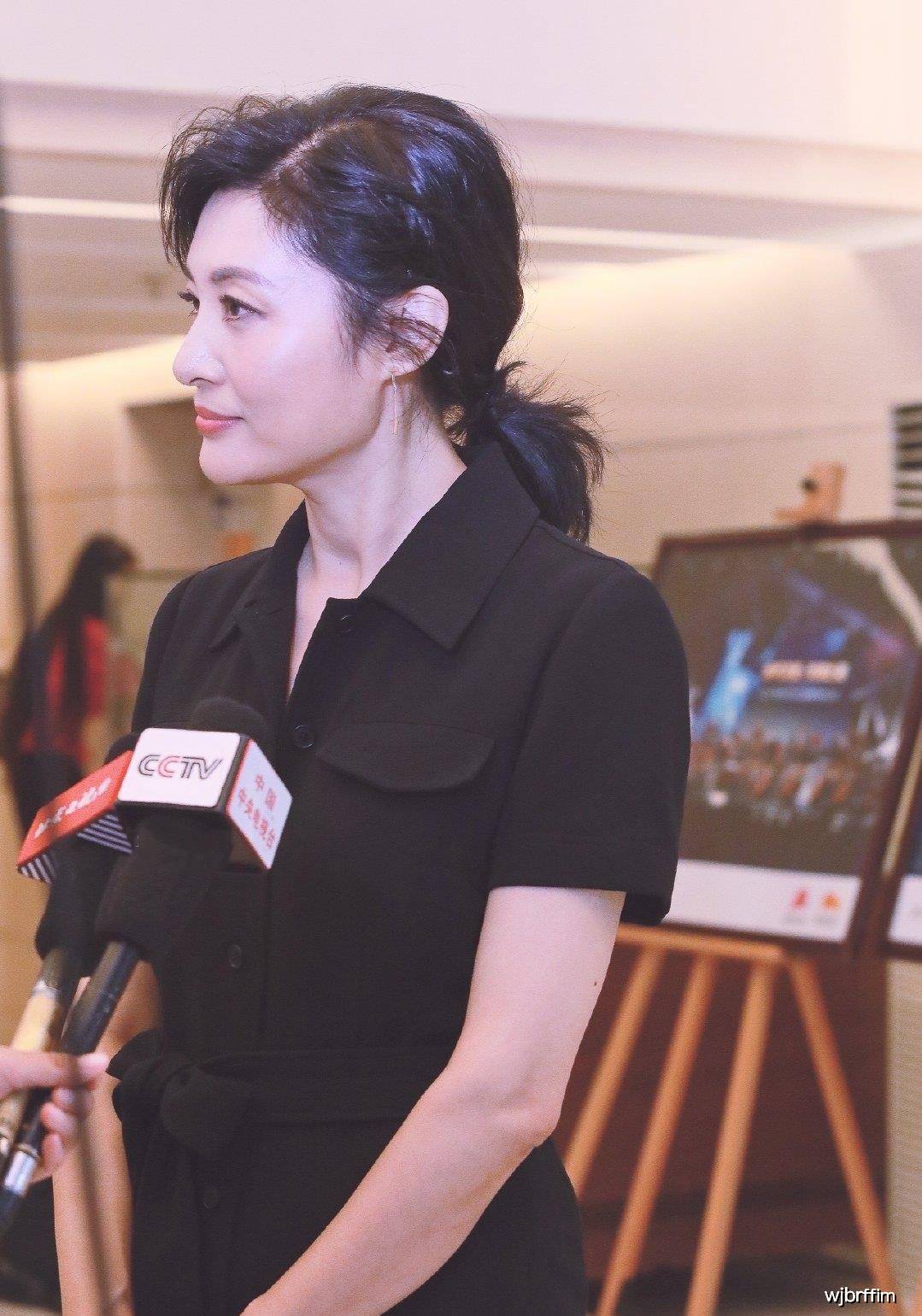 原创央视主持人周涛已经51岁了,一袭连体裤配马尾辫,时尚霸气好年轻