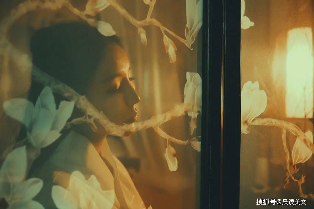 梦见照镜子,女性梦境中的自我探索与预示 梦见照镜子,女性梦境中的自我探索与预示