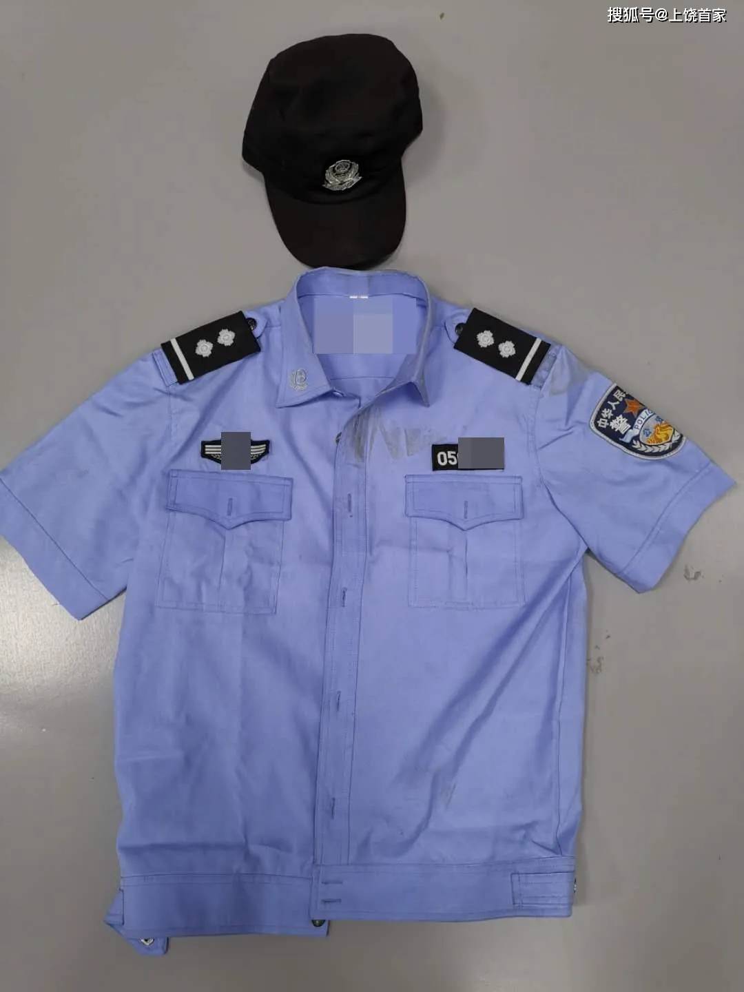 看警用标识 ▼ 民警目前的制式服装共分4类,有执勤服,作训服,春秋常