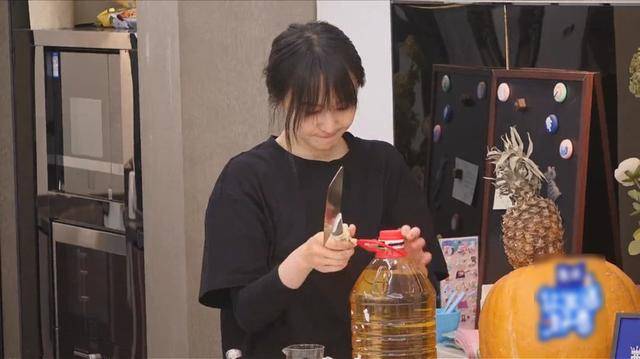 谁会把郑爽拉黑？被拉黑后的她伤心地哭了，而