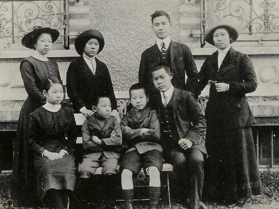 汪精卫儿子2005年回国祭拜,看到父母跪像,含泪说了10个字