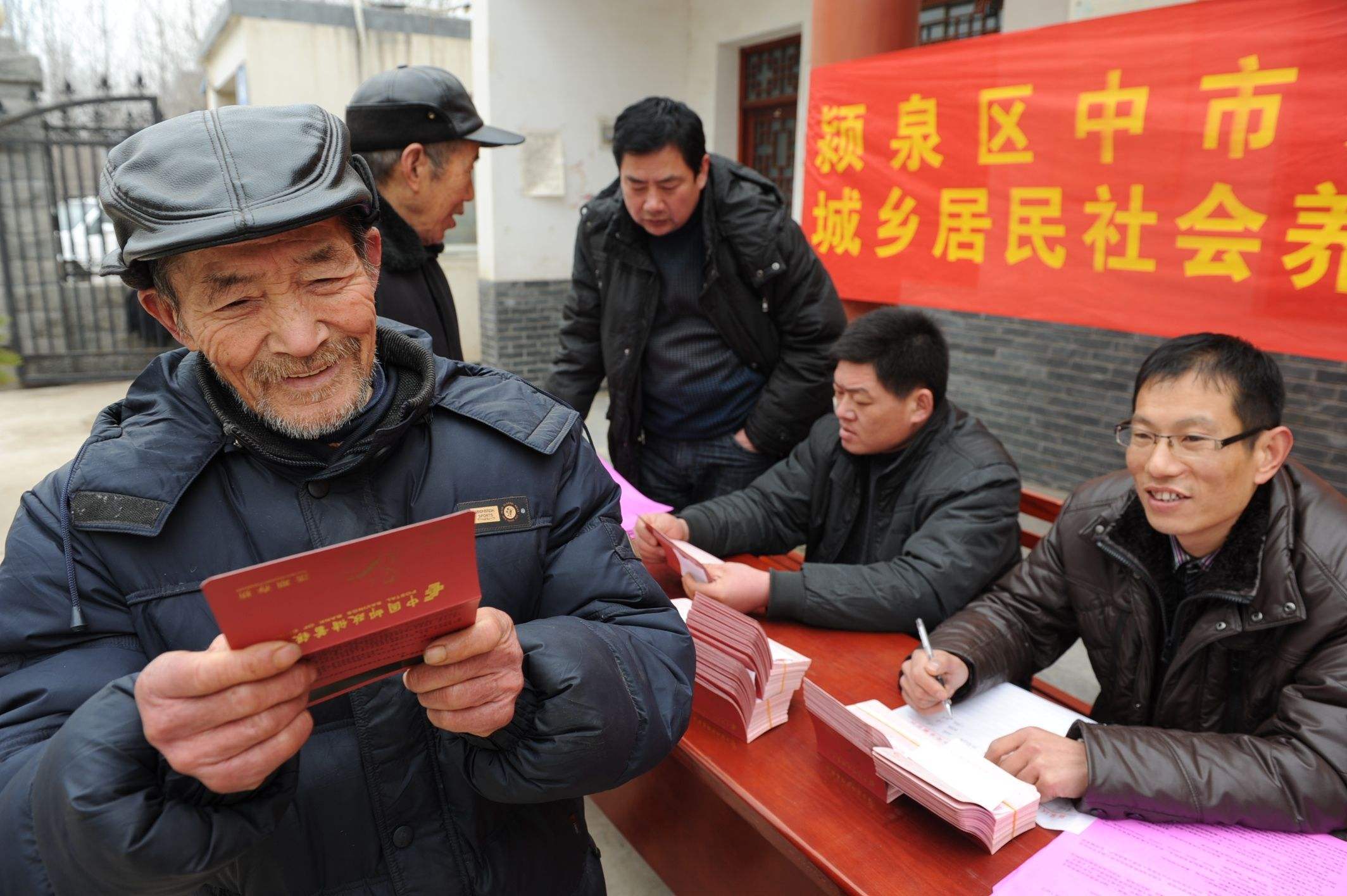 好消息！今年农村老人有福了，除了养老金，还有这些养老补贴