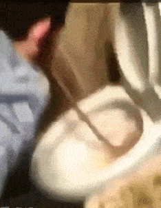 搞笑gif:美女护士,我要告诉护士长,你在这里偷懒