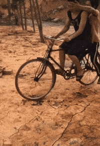 搞笑gif: 美女都抱在怀里了, 这咋还腿软了呢