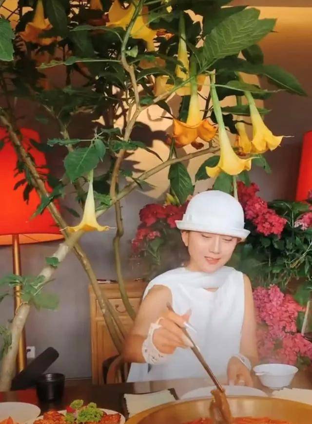 原创女人必须生孩子?看完电影里姐妹花的遭遇,就能明白杨丽萍的不易 原创女人必须生孩子?看完电影里姐妹花的遭遇,就能明白杨丽萍的不易