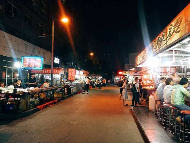 北戴河畅晴民宿外的夜市美食街,海鲜小吃太多啦!看得人口水直流