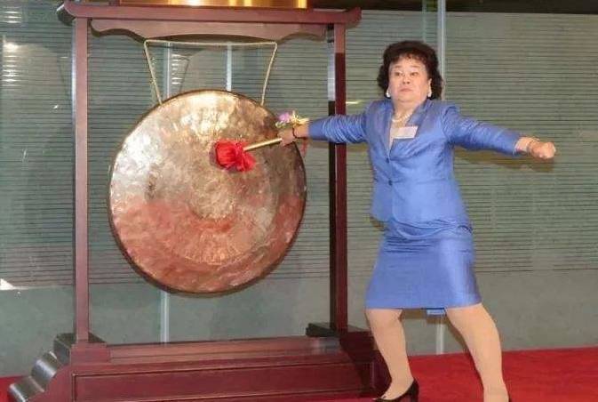 “晚节不保”的铁娘子：公司市值缩水超八成，拖欠5000多万成老赖