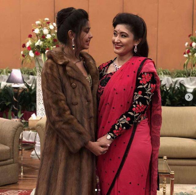 尼泊尔公主穿印花纱丽拎小包名媛范十足还继承妈妈惊人美貌