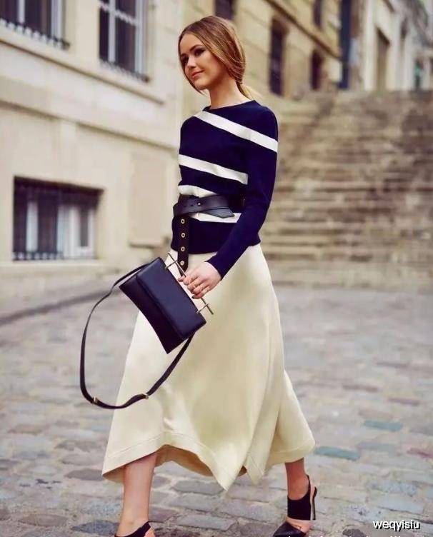 搭配衣服的丝巾怎么系 557a77ca71a2415c8dfbf86e32b4f704.jpeg