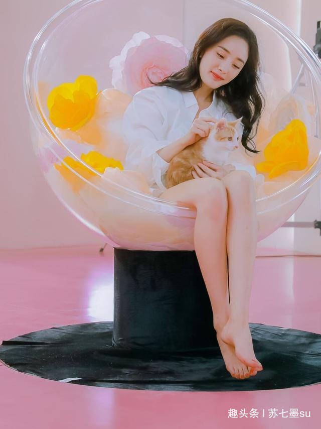 杨幂不只腿美,光脚拍照更惊艳,原来这就是""罗马