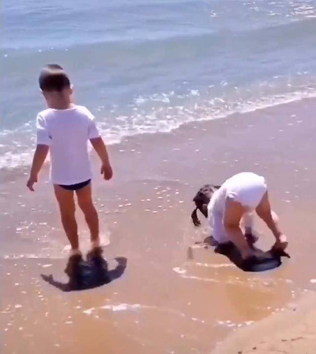 冲浪|妹妹却被最小的浪花干倒在沙滩上,网友:这娃有点晕海哥哥带妹妹冲浪